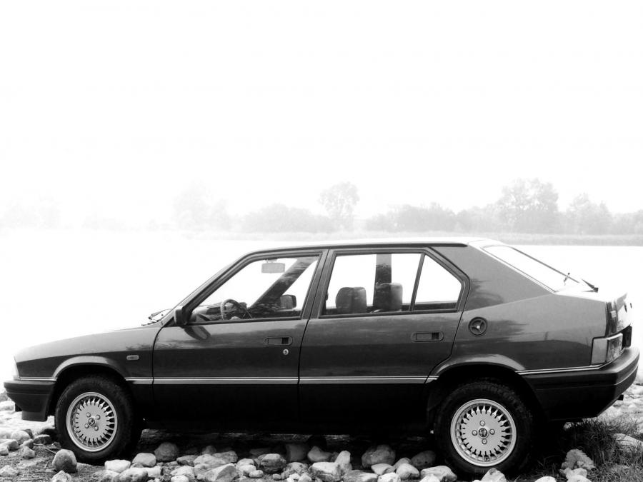  Alfa Romeo 33 1.5 4x4 (905) 1984 года  (фото 4 из 11)